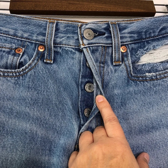 Levi‘s Premium Distressed Light Medium Wash Wedgie Jean Size 24 - Picture 4 of 14